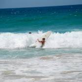 Med Ashleighs surfingbr&auml;da k&auml;mpar Fredrik f&ouml;r att komma ut