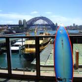 Circular quay station med utsikt &ouml;ver Harbour bridge